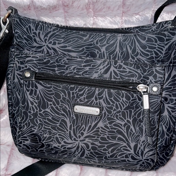 Baggallini Black Crossbody Bag with Elegant Textured Design - Picture 3 of 15
